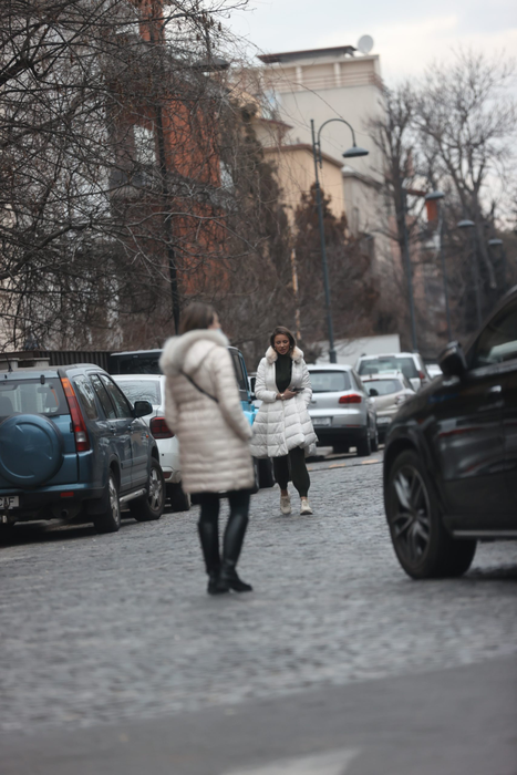 Bianca Drăgușanu a ieșit să mute mașina (Foto: CANCAN.RO)