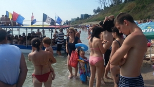 Ii inghesuie ca pe sarmale pentru profit, dar nu se gandesc si la siguranta lor. Imagini inedite cu vaporasele de pe litoral