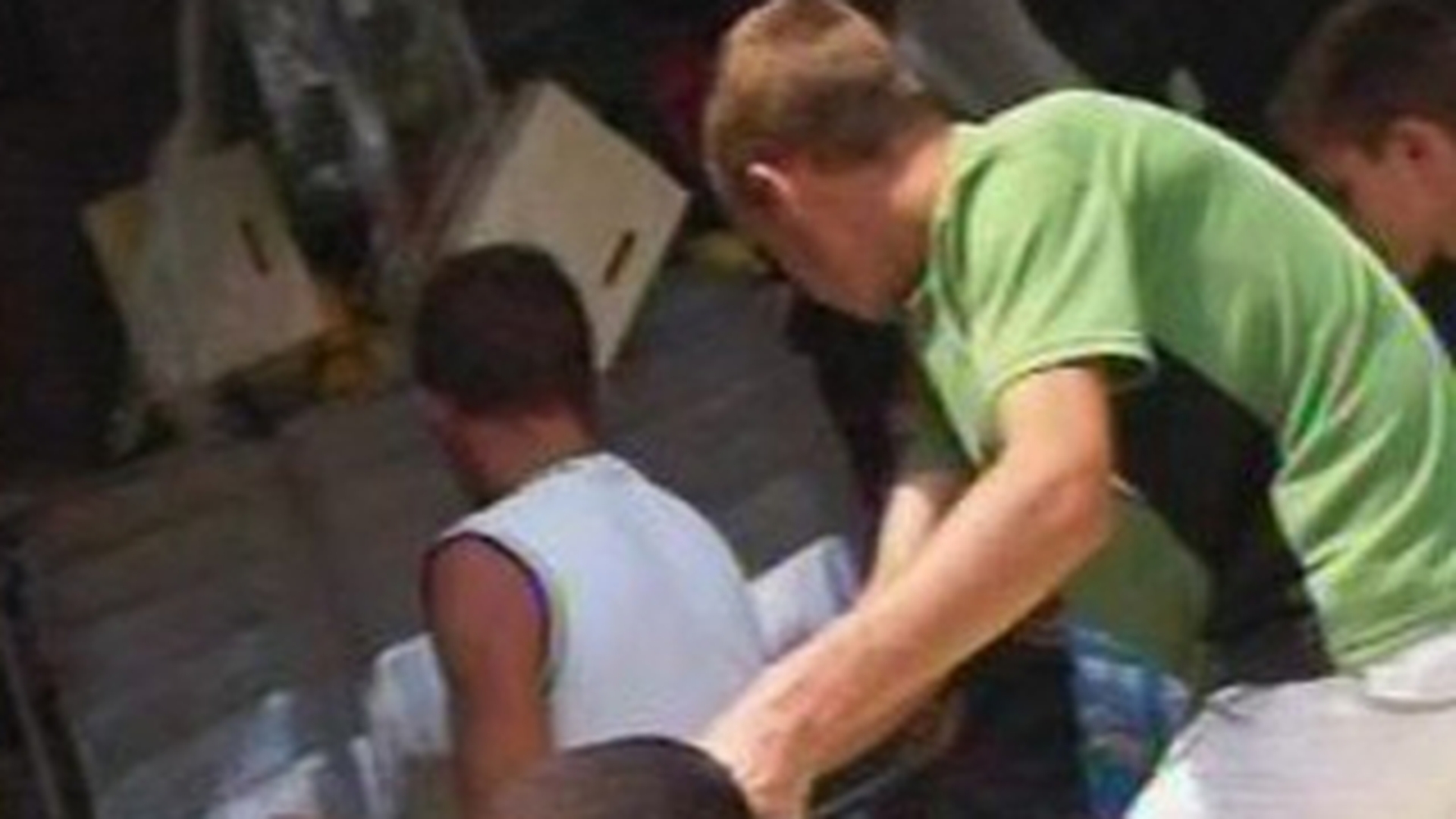 Un TIR s-a rasturnat la Craiova, iar rromii au dat o mana de ajutor: au furat aproape toata marfa