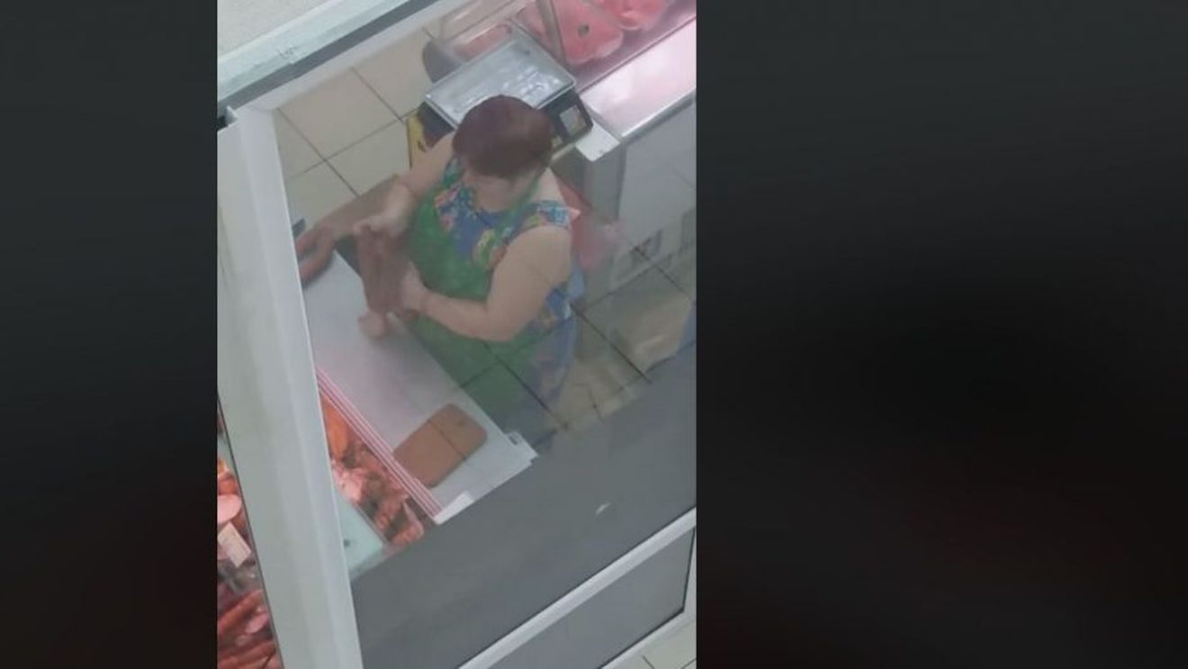 O angajată a unui supermarket din Cernăuți, filmată în timp ce ștergea mezelurile cu cârpa!