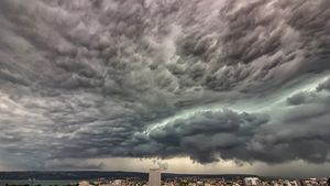 Alertă METEO! Noi coduri galbene de ploi și vijelii pentru cea mai mare parte a țării