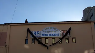 In memoriam! O pânză neagră de 10 metri acoperă cinematograful Sergiu Nicolaescu din Târgu-Jiu, oraşul natal al regizorului