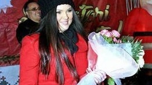 Paula Seling, apariţie de senzaţie după ce a scăpat de kilogramele în plus! Artista şi-a pus o rochie roşie, scurtă şi a atras privirile tuturor