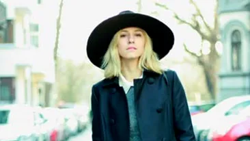 Uite ce palarie poarta Dana Rogoz! Crezi ca ii sta bine?