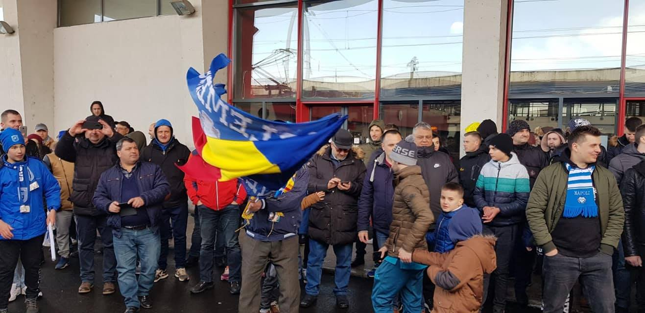 Universitatea Craiova a plecat spre Bucureşti. Fotbaliștii Științei au făcut spectacol în gară