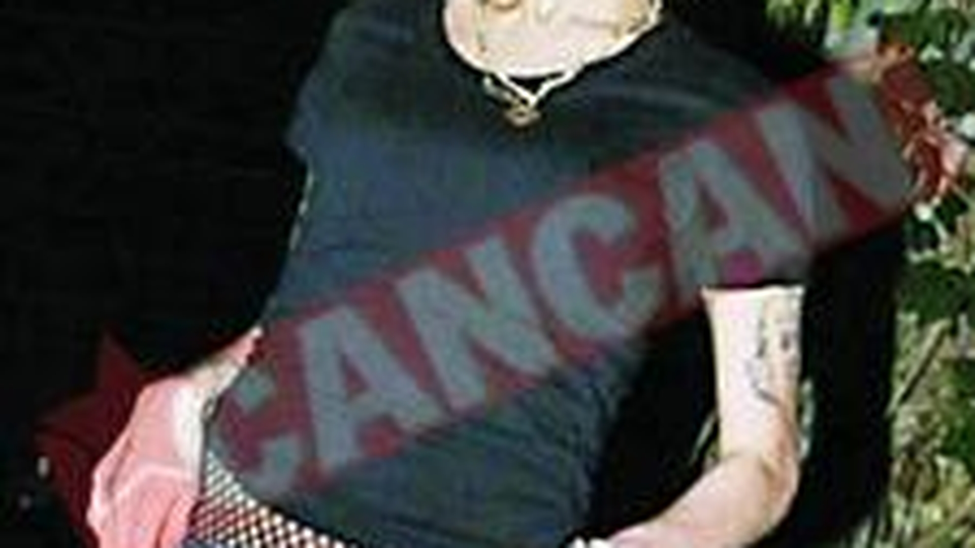 I-a cinstit cu vodca pe paparazzi