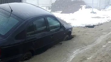 Un drum din Dolj s-a surpat sub greutatea unei mașini. A fost nevoie de o macara să fie recuperată