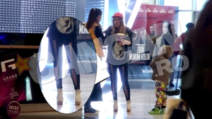 Aparitie de senzatie a Corinei Bud! Vezi cum a iesit cantareata cu fiul ei la mall!