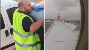 A filmat un moment şocant, chiar înainte ca avionul să decoleze! Ce făcea de fapt un tehnician care fusese chemat să repare motorul