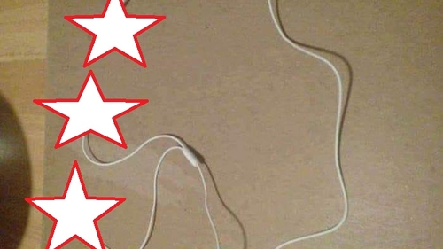 Poza cu această pereche de căști a creat isterie pe Internet! A fost cumpărată de un tânăr din Iași de pe un site preferat de români