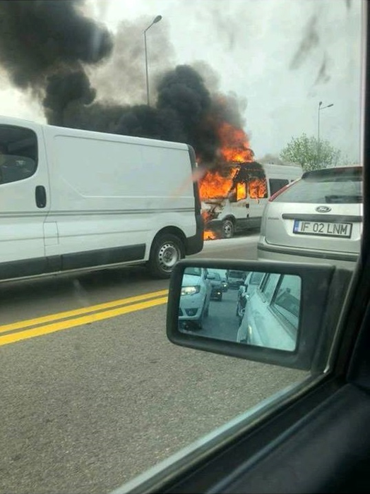 Un microbuz ce transporta mai multe persoane a luat foc în Jilava