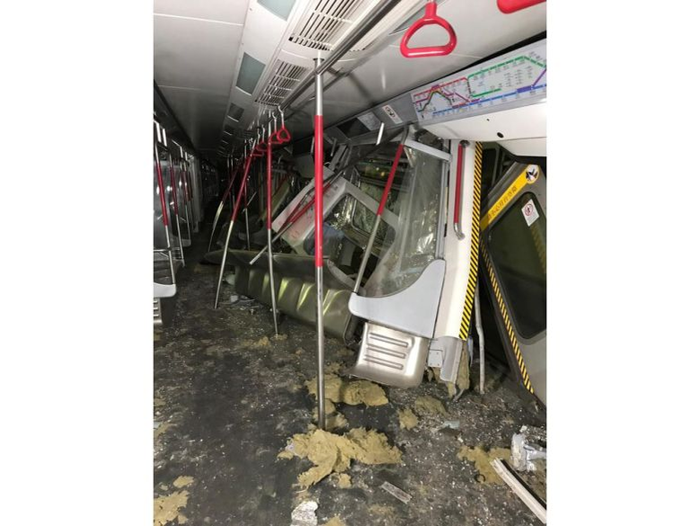 Haos după ciocnirea a două garnituri de metrou. Populației i se cere să evite ruta afectată | FOTO
