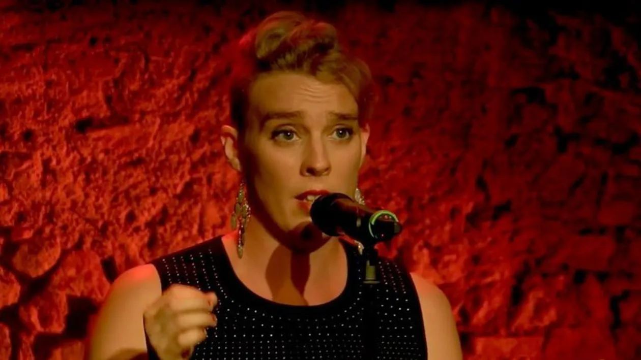 Această cântăreaţă a murit pe scenă în timpul unui concert! Fanii sunt în stare de şoc