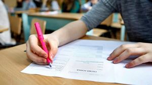 Simulare Evaluare Națională 2023. Modele de subiecte la limba română și matematică. Când încep probele