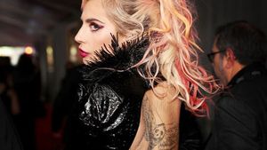 A fost mai hot ca niciodată! LADY GAGA a reuşit din nou să lase pe toată lumea cu gura căscată când s-a afişat pe covorul roşu