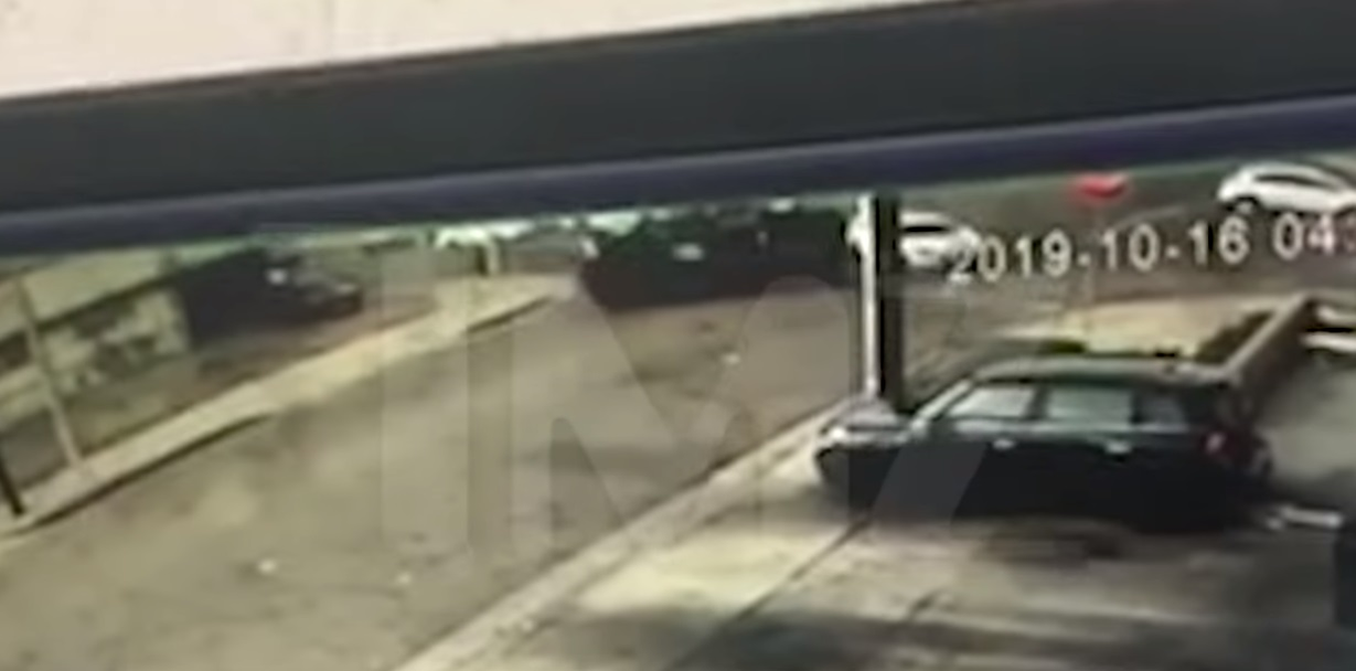 O actriță cunoscută, implicată într-un accident! Mașina ei s-a răsturnat, iar momentul impactului a fost filmat