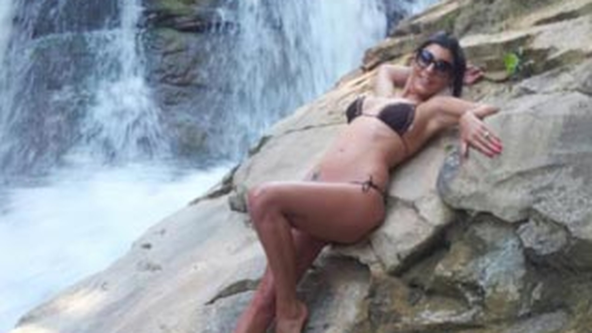 Sedinta foto sexy la cascada! Vezi cum le chinuie fitele pe Sanzi, Tonciu si Simona Trasca!