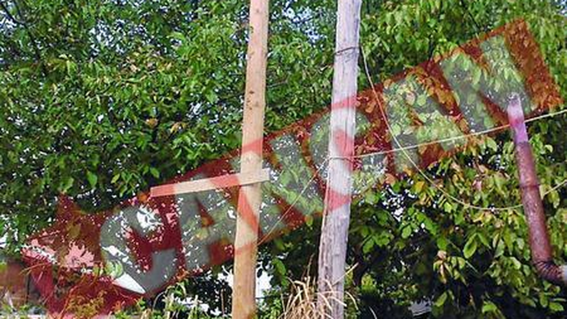 Stalpii de electricitate stau sa le cada pe case
