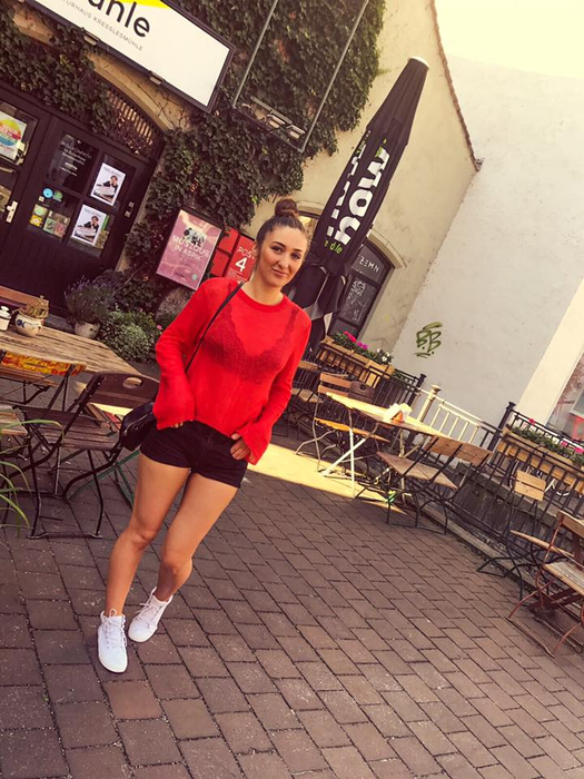 Ce soră frumoasă are Carmen de la Sălciua: “Flori diferite din aceeaşi grădină”. Seamănă Daniela Racolta cu artista?