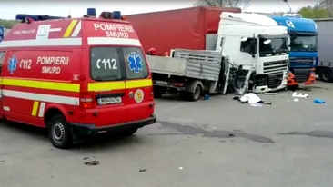 Accident mortal în Ilfov. Alți 6 oameni au fost răniți după impactul dintre o autoutilitară cu muncitori și un tir