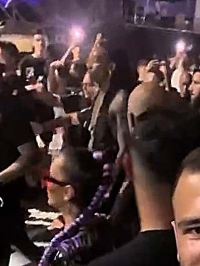 Wiz Khalifa, săltat de polițiști, după ce a tras un joint pe scenă! Imagini halucinante cu rapperrul american la ”Beach Please!”