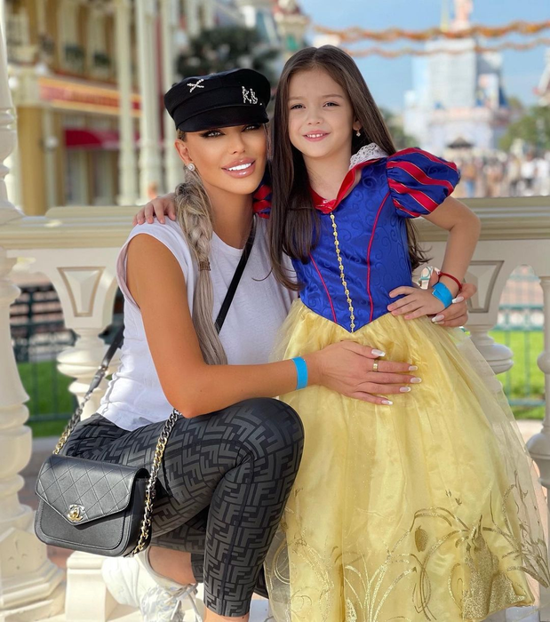 Ce făcea Victor Slav în timp ce Bianca Drăguşanu “spărgea” miile de euro cu Sofia, la Disneyland, de ziua ei. Avem imaginile