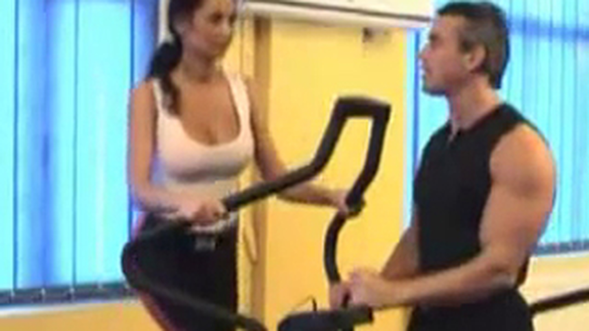 VIDEO SUPERTARE! Nicoleta Luciu pe vremea cand era bomba sexy: "Ba, nu te mai uita la tatele mele"! Vezi pe cine a facut praf!