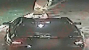 VIDEO Cea mai tare blonda! Uite cum s-a urcat in sanii goi pe capota masinii, chiar intr-o benzinarie din Targu Jiu!