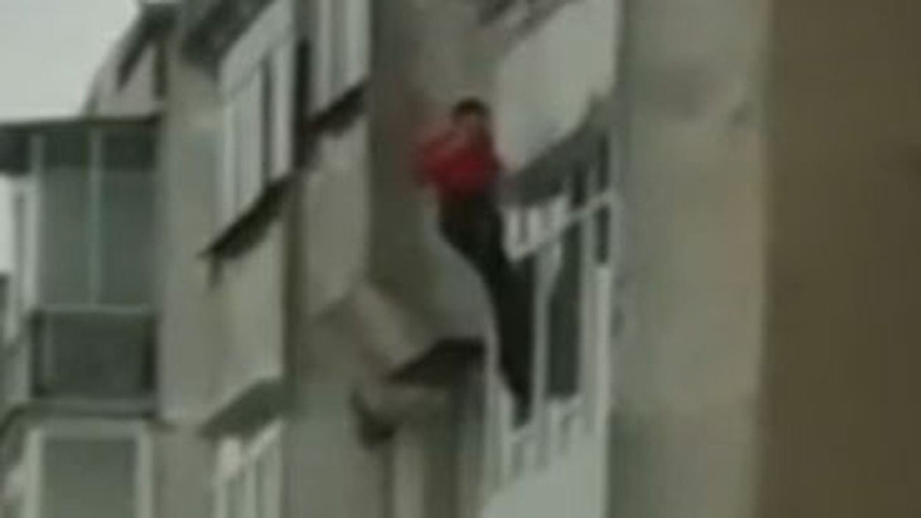 Cine este bărbatul care și-a aruncat tatăl de la etajul al 3-lea al unui bloc din Roman. Poliția îl caută, în continuare, pe agresor, care este acuzat de tentativă de omor