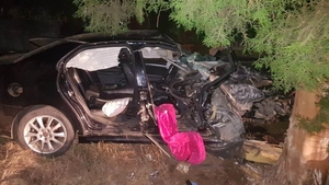 Accident grav în Teleorman. Doi tineri au intrat cu mașina într-un copac. Băiatul a rămas încarcerat
