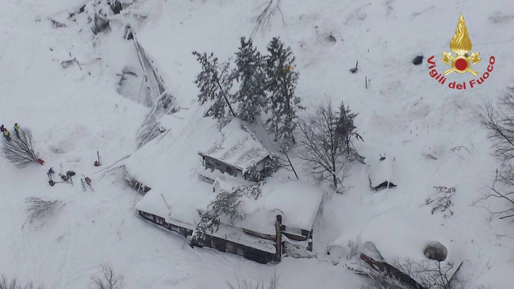 Trei români, în hotelul din Italia lovit de avalanşă