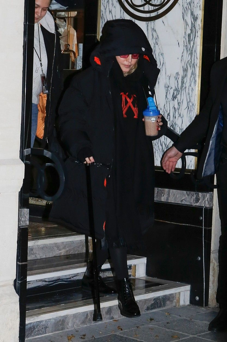 Madonna, prima reacţie după ce a fost văzută mergând în baston, pe stradă: „Nu vreau milă”