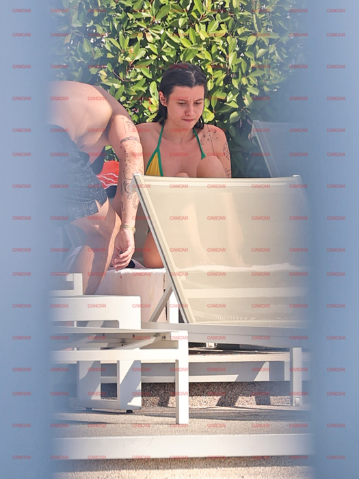 Erika Isac pa piscină