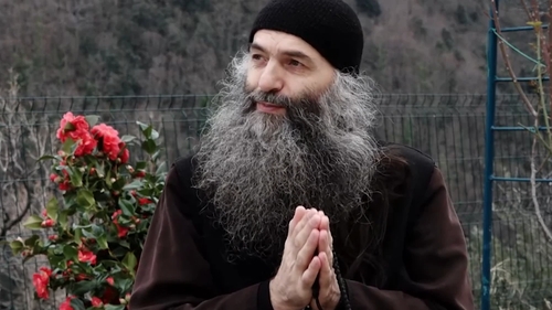 I-a murit mama chiar de Paște! Părintele Pimen de la Muntele Athos, mărturisiri emoționante despre cea care i-a dat viață: „Atâta a șoptit”