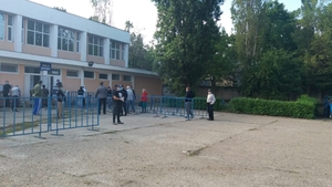 FOTO | Situație incredibilă la Craiova! Au venit să ridice ajutoarele sociale cu bolidul sau cu taxiul! 