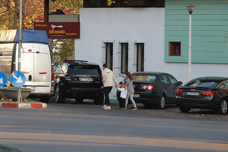 Plimbarea a luat sfârșit, iar cei trei se retrag acasă