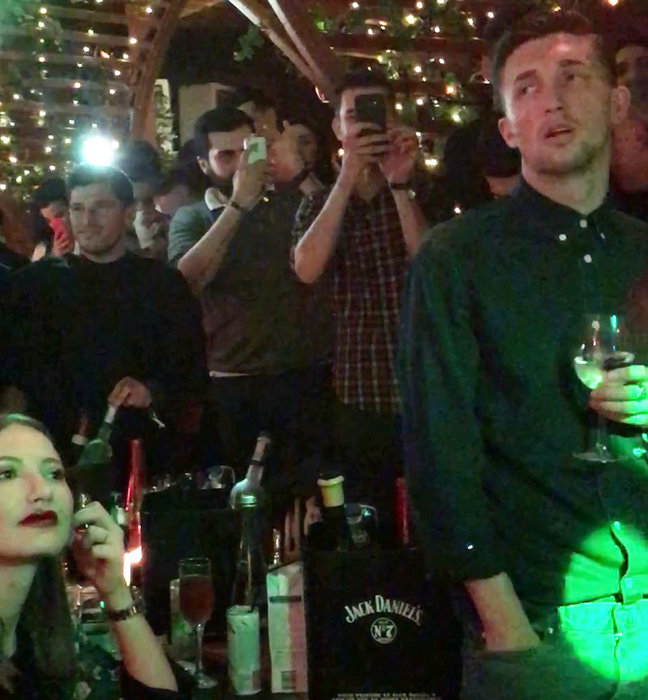 "Dodel" se pregăteşte să-şi pună un pahar de vin "corect"