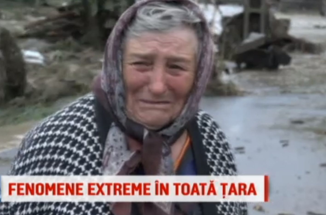 Reacția sfâșietoare a unei bătrâne din Alba care și-a văzut casa luată de ape