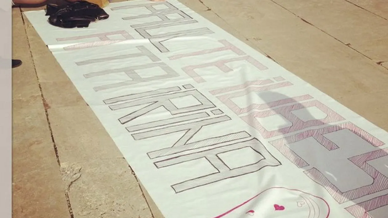 Tinerii au gasit o noua metoda a face declaratii de amor. Uite cum si-a impresionat pana la lacrimi iubitul o bucuresteanca!