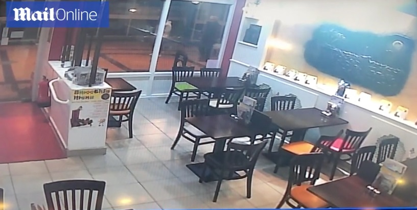 Au apărut noi imagini cu fostul spion rus și fiica lui, care au fost otrăviți. Cine era împreună cu ei cu câteva minute înainte să se prăbușească din cauza substanței ingerate