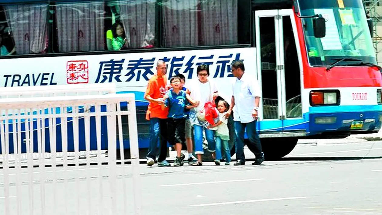 A macelarit turistii dintr-un autocar