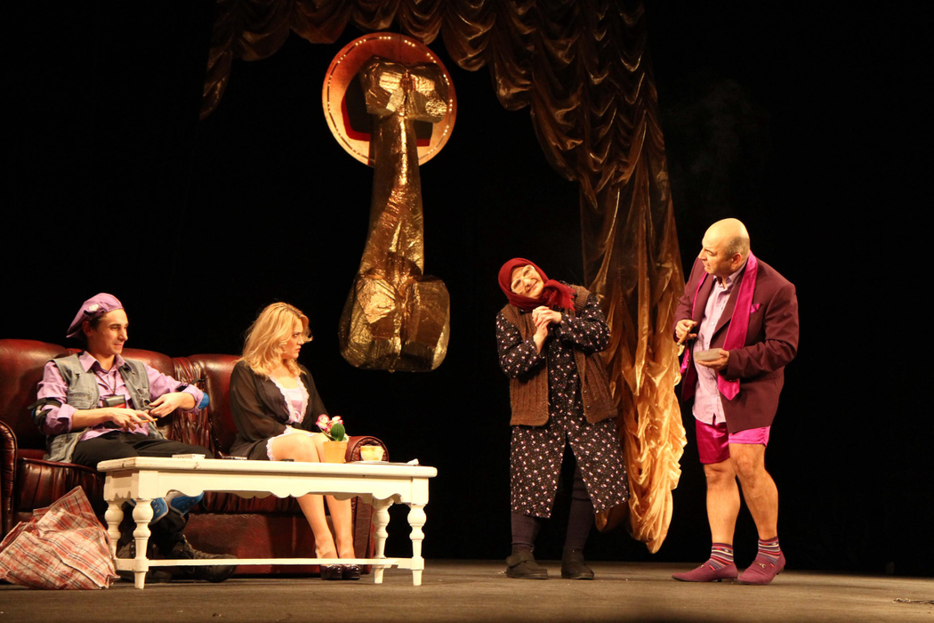 Premieră absolută. GÂNDUL.RO și ”Compania teatrală VOUĂ” vă invită să vizionați online spumoasa comedie ”Stăpânul Ciolanului”