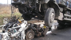 Accident tragic în Bihor. Un tânăr de 24 de ani a murit după ce un TIR i-a spulberat mașina