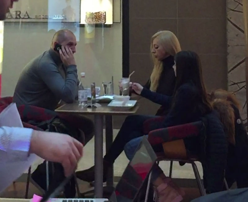Vasile Miriuta discută la telefon