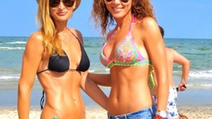 Povestea pitestencei Adriana, "sora geamana" a lui Carmen Bruma: are un copil si e lector universitar! Afla cu ce program de sport extrem se tine in forma!