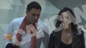 Sora Nicoletei Luciu, prinsa intr-o masina cu un barbat cu cagula! A folosit protectie doar cand a vazut ca e filmat!