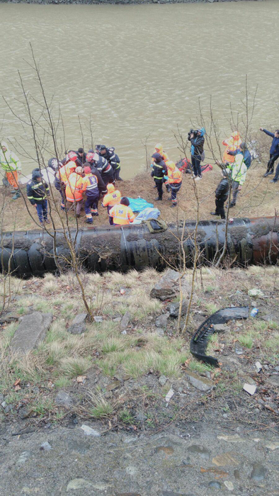 O mașină cu trei persoane a căzut în Olt! O fetiță a fost salvată, dar părinții ei nu au reușit să scape
