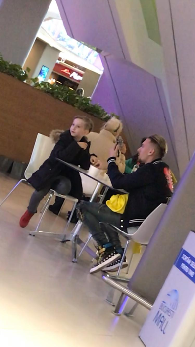 Ionuț Radu și frățiorul lui au ajuns în mall și așteaptă restul familiei