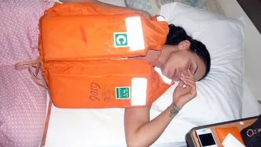 Uite cum dormea Adelina pe Vaporul Iubirii! A capatat rau de mare!