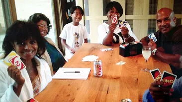 Mama lui Michael Jackson se relaxeaza jucand carti